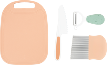 Brzoskwiniowe etui i biała maszynka do golenia z rzędem ostrzy i zielonym paskiem, widok z góry.