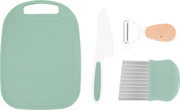 Miętowy zestaw kuchenny: deska do krojenia, nóż, obieraczka do warzyw z ziemniakiem i tarka. Ułożone obok.