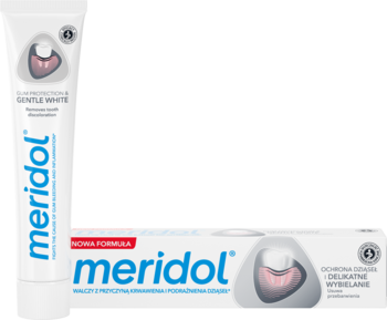 Biała pasta do zębów meridol Ochrona Dziąseł & Wybielanie: stojąca tubka i leżące opakowanie, widok z przodu.