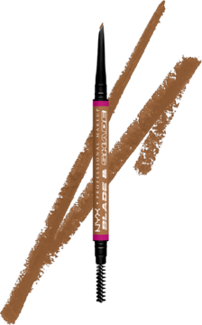 Dwustronna kredka NYX Blade & Shade Nano Brow Pencil Ash Blonde, ukośnie leży, obok cienkie i wypełnione swacze.