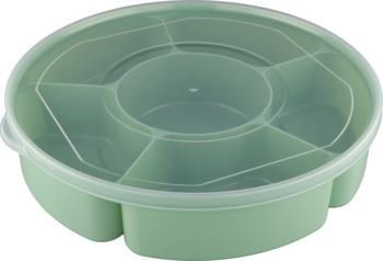 Jasnozielony, okrągły pojemnik do serwowania z sześcioma przegródkami i przezroczystą pokrywką. Widok z góry pod kątem.