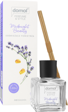 Domol Midnight Beauty patyczki zapachowe. Białe opakowanie z lawendą, szklana butelka z płynem, rattanowe patyczki.