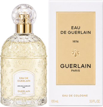 Woda kolońska Guerlain Eau De Guerlain w ozdobnej butelce i białym opakowaniu, przedstawiona obok siebie.
