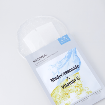 Mediheal Derma Synergy Wrapping mask z madekasozydem i witaminą C, biała płachta i opakowanie, widok z góry.