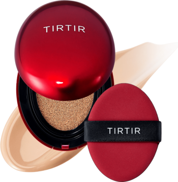 TIRTIR Mask Fit Red Cushion 24N Latte, otwarty czerwony podkład w kompakcie i puszek, na tle beżowej smugi.
