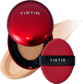 Otwarty, czerwony podkład TIRTIR Mask Fit Red Cushion 25N Mocha z gąbką, obok dwie próbki koloru na tle.