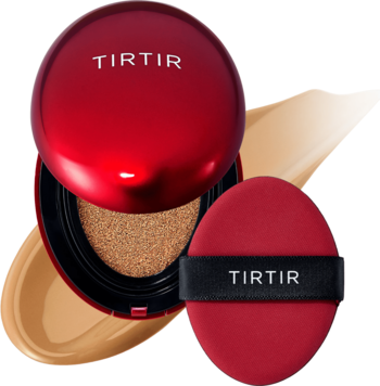 Otwarty, czerwony kompakt TIRTIR Mask Fit Red Cushion 31N French Beige. Widoczny puszek i próbka półmatowego podkładu.