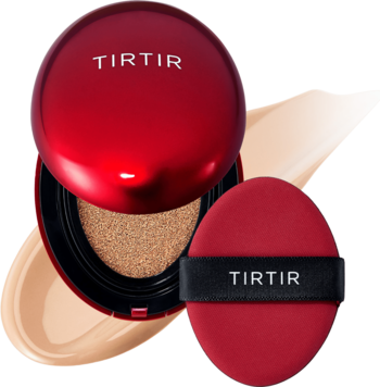 TIRTIR Mask Fit Red Cushion 24N Latte, otwarty czerwony podkład w kompakcie z puszkiem, na tle kremowego swatcha.