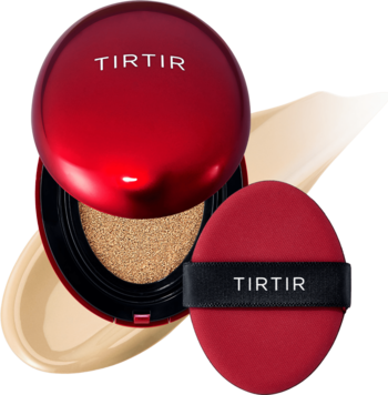 Czerwony, otwarty podkład TIRTIR Mask Fit Red Cushion 24W Soft Beige z widocznym wkładem, obok czerwony puszek, na tle beżowych smug.