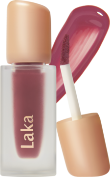 Laka Fruity Glam Tint Dewy, błyszcząca pomadka w płynie. Matowa butelka z bordowym tintem, widoczny aplikator i swatch.