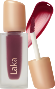 Laka Fruity Glam Tint Envy: matowa butelka z beżowym korkiem, aplikator i swatch błyszczącej pomadki burgund.