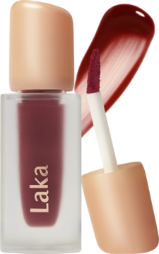 Laka Fruity Glam Tint Caffeine Rose, błyszcząca pomadka; matowa butelka, beżowy aplikator i lśniąca smuga.