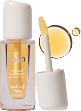 Laka Soothing Vegan Lip Oil: przezroczysta butelka, aplikator obok i okrągłe zbliżenie na złoty olejek.