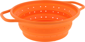 Pomarańczowy składany durszlak silikonowy z uchwytami, widok z góry, prezentuje otwory drenażowe na dnie.