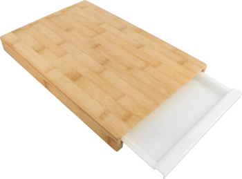 Bambusowa deska do krojenia z wysuwaną tacą w białym kolorze, widok z góry pod kątem.