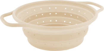 Beżowy składany durszlak silikonowy z rączkami, widok z boku i góry, widoczne otwory drenażowe na dnie.