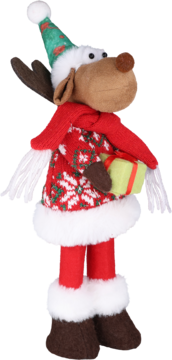 Pluszowa figurka renifera świątecznego w zielonej czapce, czerwonym swetrze ze śnieżynkami, z zielonym prezentem, widok z boku.
