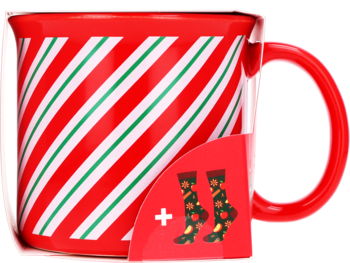 Czerwony kubek w biało-zielone paski z uchwytem, zestaw ze świątecznymi skarpetkami, widok z przodu.