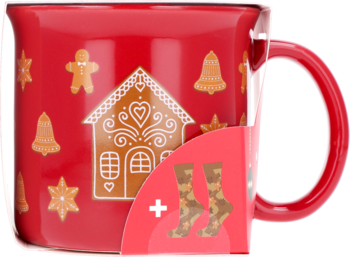 Czerwony ceramiczny kubek świąteczny z piernikowym domkiem, ludzikami i gwiazdkami, z etykietą prezentującą skarpetki.