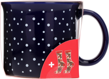 Ciemnoniebieski kubek ceramiczny w białe kropki, widok z boku, z czerwoną zawieszką promującą skarpetki moro.