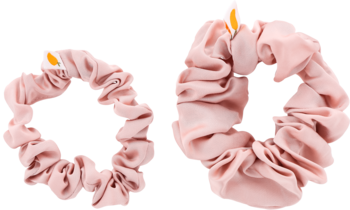 Dwie różowe scrunchie MyHairTip, miękkie i elastyczne, leżące pod kątem. Nie niszczą włosów.
