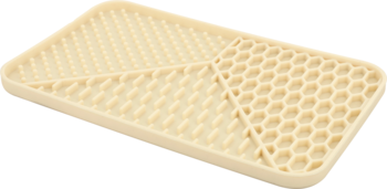 Kremowa, teksturowana silikonowa mata drenażowa z trzema wzorami, widok z góry pod kątem.