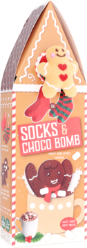 Socks & Chocobomb House w kształcie domku z piernika, z pluszowym ludzikiem i skarpetami, widok z przodu.