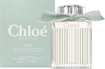 Chloé Rose Naturelle, butelka wody perfumowanej z zieloną wstążką i pionowymi żłobieniami, obok zielonego pudełka.