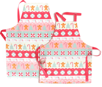 Dwa świąteczne fartuchy w różowo-czerwono-białe paski, z piernikami, choinkami i laskami cukrowymi, widok z przodu.