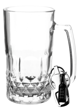 Przezroczysty kufel szklany z fasetowanym dnem i metalowym brelokiem piwnym, widok z przodu.