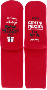 Czerwone świąteczne skarpetki z napisami: 'Kochany Mikołaju BYŁAM GRZECZNA' i 'przez OSTATNI TYDZIEŃ'.