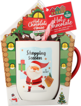 Frontalny widok świątecznego kubka Santa's House z Mikołajem, gorącą czekoladą, piankami i laską w opakowaniu-domku.