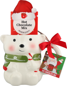 Biały ceramiczny kubek miś polarny w szaliku, trzymający candy cane, z czerwonym mixem hot chocolate i świątecznym tagiem Santa.