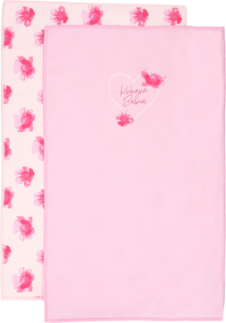 Różowy notatnik z napisem "Kochana Babcia" w sercu, za nim drugi w jaśniejsze różowe kwiaty, ujęcie frontalne.