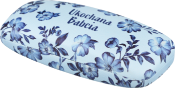 Białe etui na okulary z napisem 'Ukochana Babcia' i niebieskim wzorem w kwiaty, widok z góry.
