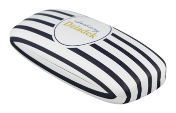 Podłużna poduszka dekoracyjna w biało-czarne paski, z owalną etykietą "Dziadek", widok pod kątem z góry.