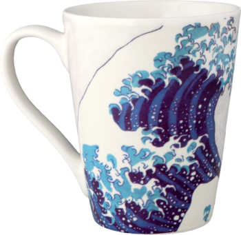 Biały ceramiczny kubek z uchem po lewej, ozdobiony dużą falą w stylu japońskim, w błękitach i fioletach.