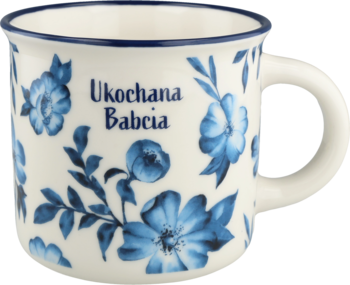 Kremowy kubek ceramiczny "Ukochana Babcia" z niebieskim wzorem kwiatowym i ciemnoniebieskim napisem, widok pod kątem.