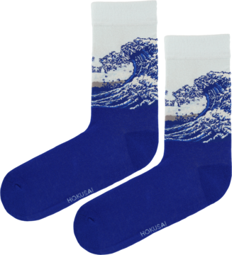 Para skarpetek w granatowo-białe fale Hokusai, z nadrukiem Wielkiej Fali Kanagawa i napisem HOKUSAI.