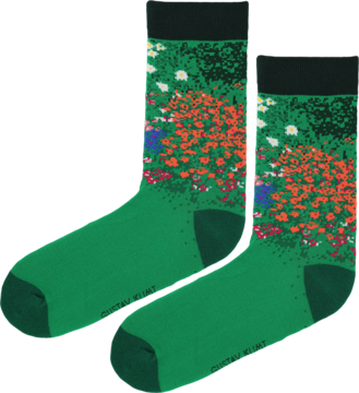 Długie zielone skarpetki z motywem ogrodu w czerwone i białe kwiaty, czarne mankiety, widok z góry.