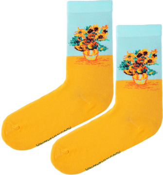 Para żółtych skarpetek z jasnoniebieskimi mankietami, ozdobiona motywem Słoneczników Van Gogha.