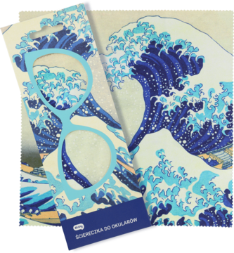 Błękitna ściereczka do okularów, w kształcie oprawek, na kartonowym opakowaniu z japońską Wielką Falą.