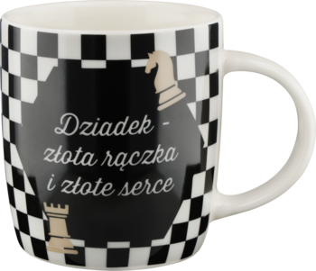 Kubek z szachownicą, czarno-biały, z widocznym napisem "Dziadek - złota rączka i złote serce" i figurami szachowymi.