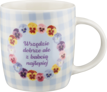 Biały ceramiczny kubek w błękitną kratkę, z napisem "Wszędzie dobrze ale z babcią najlepiej" i motywem fiołków.