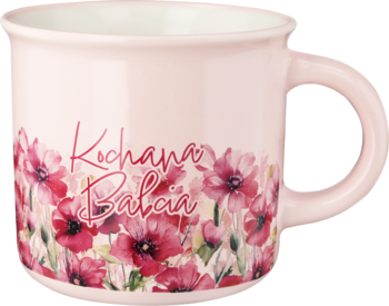 Jasnoróżowy kubek Eloy z uchem, zdobiony czerwonymi makami i zielonymi liśćmi, z napisem "Kochana Babcia".