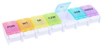 Tygodniowy organizer na leki w białej podstawie z siedmioma kolorowymi, przezroczystymi wieczkami, opisany dniami tygodnia, widok z boku.