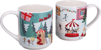 Dwa białe ceramiczne kubki świąteczne, widok z przodu. Dekoracja zimowa: pociąg, karuzela, łyżwiarze, domki i prezenty.