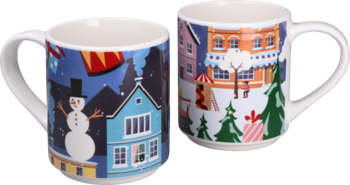 Dwa ceramiczne kubki świąteczne z zimowymi scenkami: jeden z bałwanem, drugi z kolorowym miasteczkiem. Widok z boku.