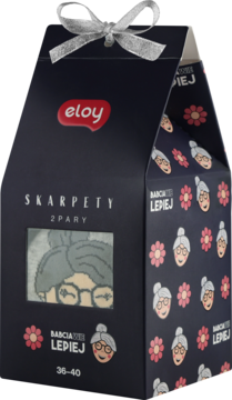 Granatowe pudełko prezentowe z szarymi skarpetami "Babcia Wie Lepiej", ozdobione srebrną wstążką, rozmiar 36-40.