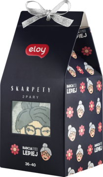Pudełko skarpet Eloy Babcia wie lepiej 2 pary, z przodu, szaro-różowe, z kokardą i wizerunkiem babci.